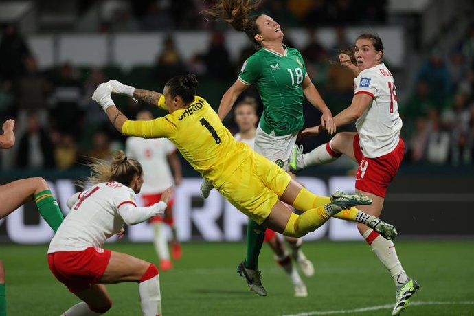 Kailen Sheridan of Canada prevents an opportunity by Kyra Carusa of the Republic of Ireland during the FIFA Women's World Cup match between Canada and Republic of Ireland at the Perth Rectangular Stadium in Perth, Wednesday, July 26, 2023. (AAP Image/Ri