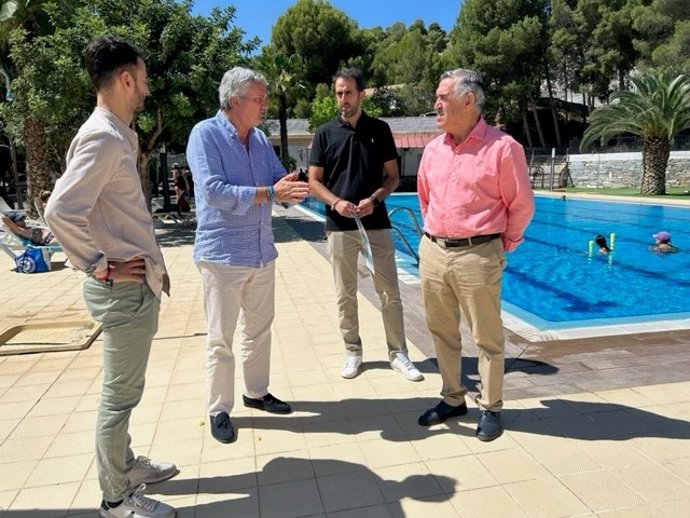 El delegado territorial de Salud y Consumo visita la piscina de Purchena (Almería).