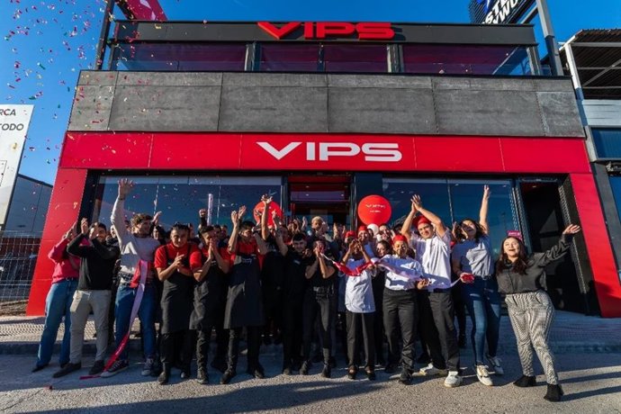 Los empleados de la candena de restaurantes VIPS celebran la apertura solidaria del establecimiento