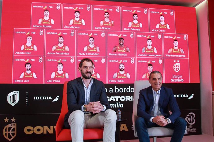 El presidente de la FEB. Jorge Garbajosa, y el seleccionador nacional masculino, Sergio Scariolo, anuncian la prelista para el Mundial de Baloncesto.