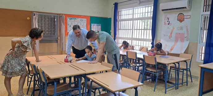 El delegado territorial de Desarrollo Educativo visita a alumnos del Programa de Refuerzo Educativo Estival de Almería.