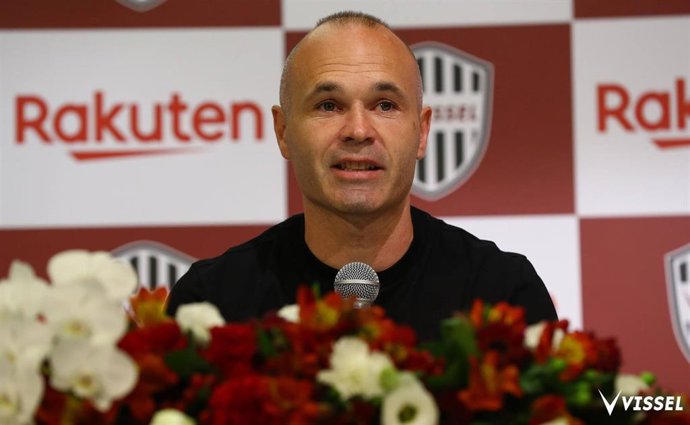 Archivo - El futbolista español Andrés Iniesta en la rueda de prensa de despedida del Vissel Kobe