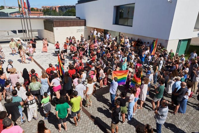 Participantes en la 'Quedada de besos' convocada en Santa Cruz de Bezana como protesta conta la retirada de la película 'Lightyear' por un beso entre dos mujeres