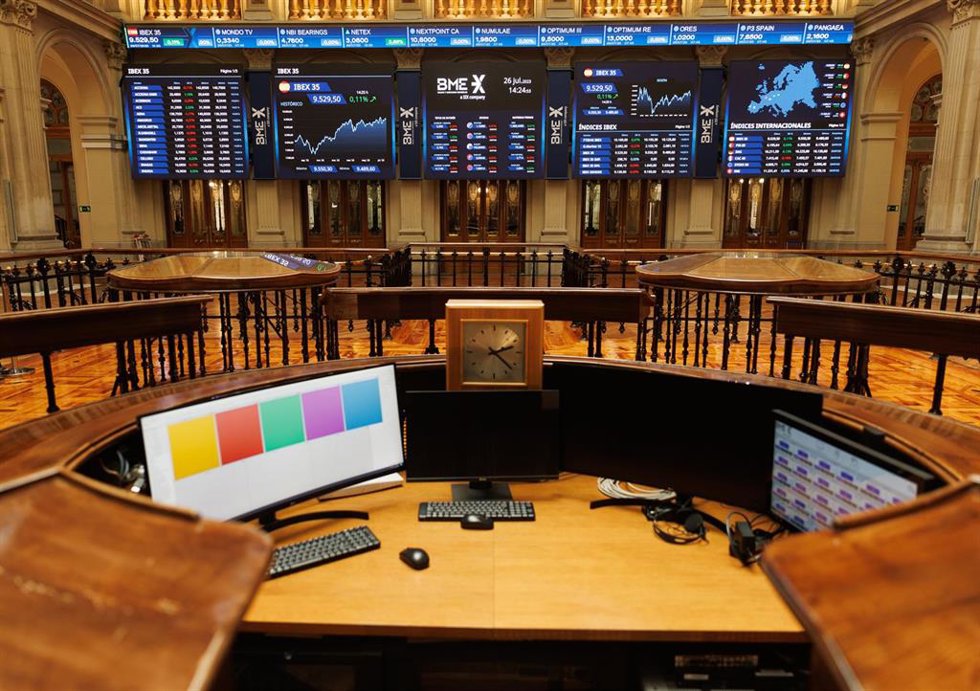 Paneles del IBex 35 en el Palacio de la Bolsa de Madrid.