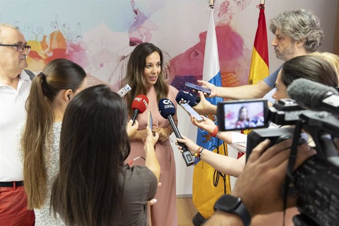 La consejera de Turismo del Gobierno de Canarias, Jessica de León, atiende a los medios de comunicación