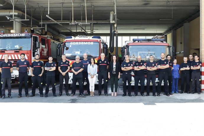 Minuto de silencio en el Parque de Bomberos de Almería por el crimen de una mujer en Dalías (Almería).