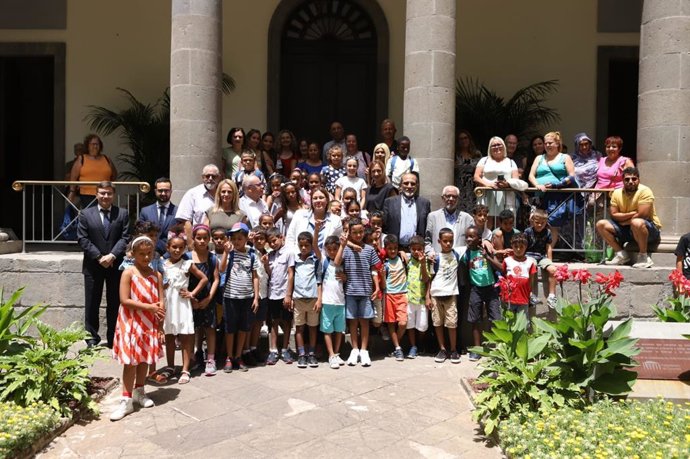 Niños y niñas saharauis visitan el Parlamento de Canarias