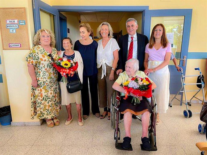 La consejera de Salud y Políticas Sociales visita la Residencia San Lázaro de Calahorra con motivo del Día de los Abuelos