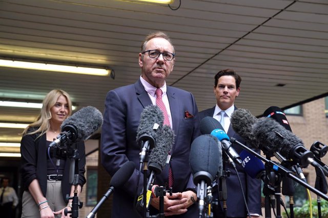 26 July 2023, United Kingdom, London: US actor Kevin Spacey speaks to the media outside Southwark Crown Court, after he was found not guilty of sexually assaulting four men following a trial. Photo: Lucy North/PA Wire/dpa