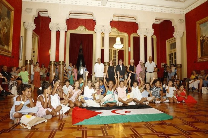 Los niños saharauis del programa 'Vacances en pau 2023' visitan el Parlament