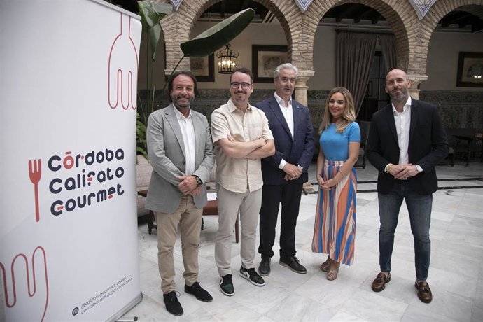 Autoridades en la presentación de Córdoba Califato Gourmet.