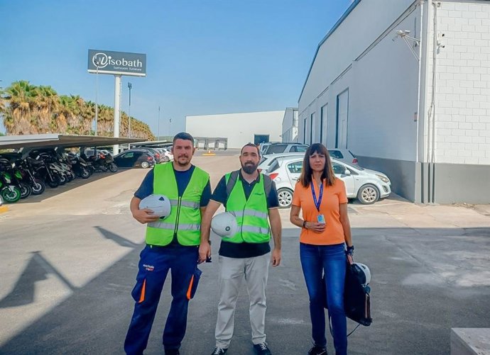 De izquierda a derecha: el responsable del departamento de Instalación de EnchufeSolar, Carlos Vázquez; el 'asset manager' de Capwatt, Fabio Casadinho, y la directora de la Delegación Sevilla de Geseme Salud Laboral y Prevención, Crisrina Fernández