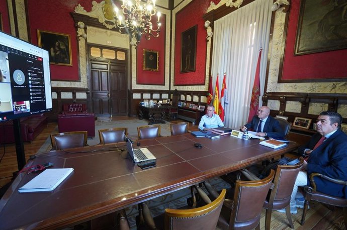 El alcalde de Valladolid, Jesús Julio Carnero, y los concejales del PP Alberto Gutiérrez (derecha), e Ignacio Zarandona (izquierda), participan en la videoconferencia de la Junta General de la SVAV.