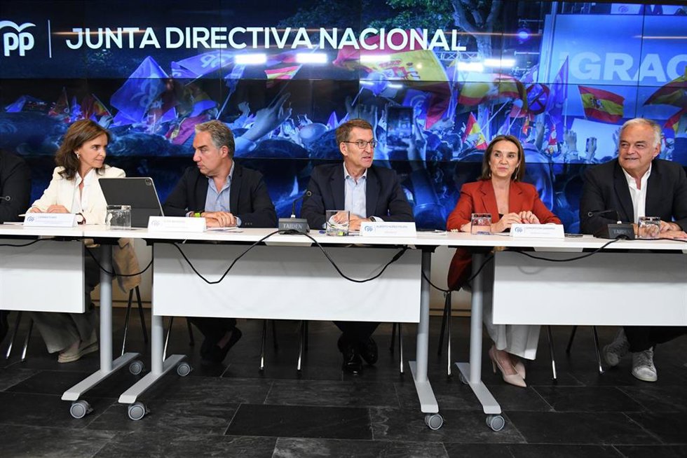 (I-D) La vicesecretaría de Políticas Sociales y Reto Demográfico, Carmen Funez; el coordinador general del PP, Elías Bendodo; el presidente del Partido Popular y candidato a la presidencia del Gobierno, Alberto Núñez Feijóo; la secretaria general del Pa