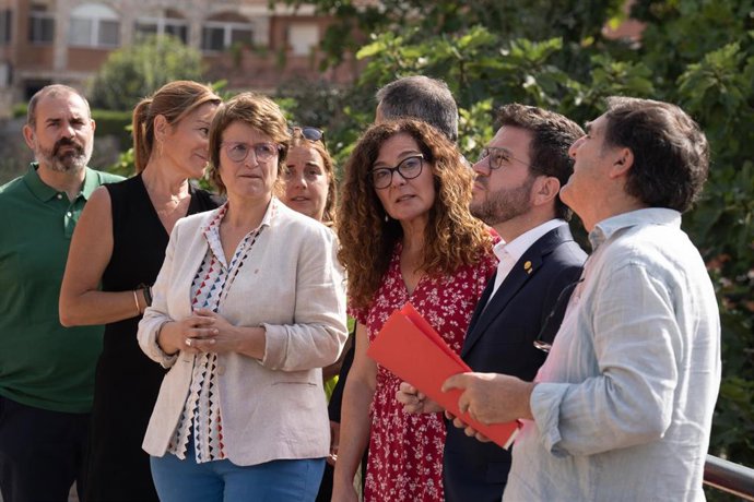 (I-D) La alcaldesa de Rubí, Ana María Martínez; la consellera de Educación de la Generalitat, Anna Simó; la directora de l'Escola Ramón Llull, Yolanda Giménez y el presidente de la Generalitat de Catalunya, Pere Aragons, a su llegada a la Escuela Llull