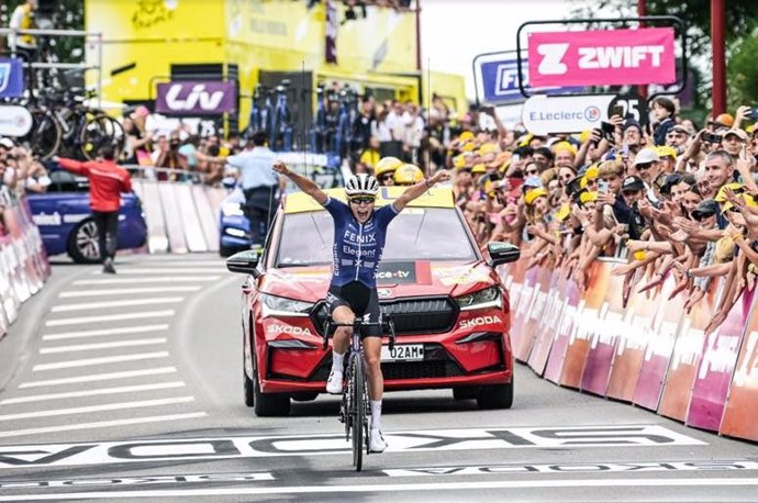 La neerlandesa Yara Kastelijn vence en solitario la cuarta etapa del Tour de Francia femenino