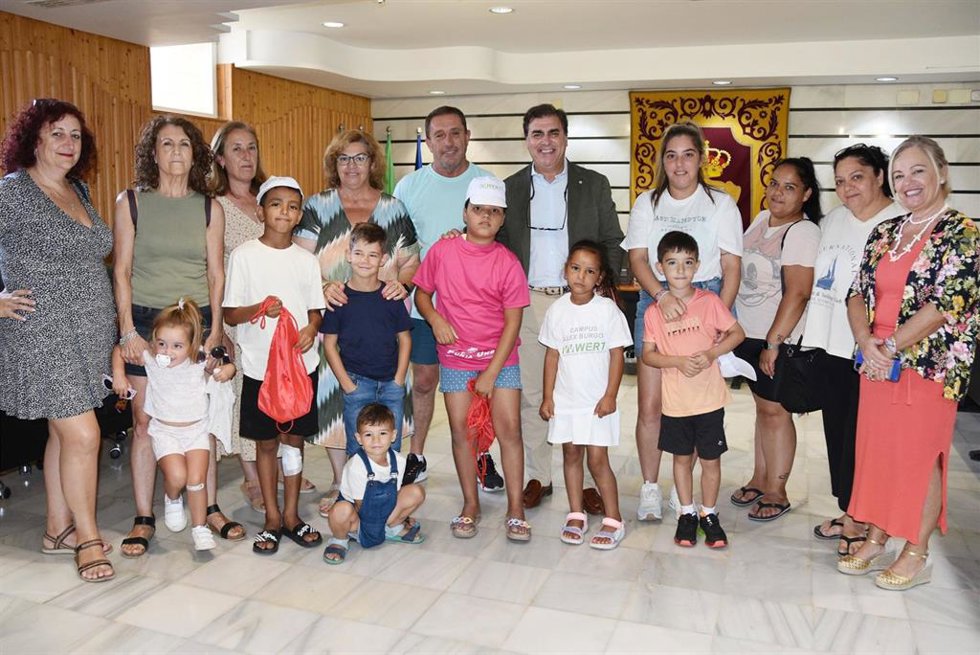 El alcalde de Punta Umbría, José Carlos Hernández Cansino, recibe a los niños saharauis que disfrutan de unas 'Vacaciones en Paz'