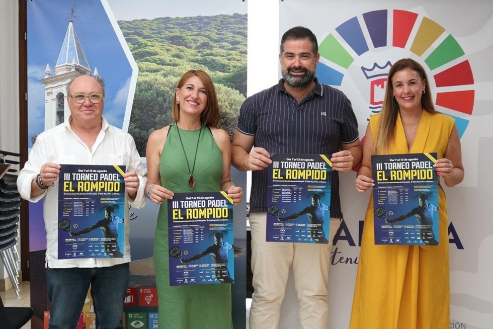 Presentación del III Torneo de pádel, organizado por la Asociación de Antiguos Alumnos 3 de marzo de la Universidad de Huelva, Alumni Huelva (AAA3M) en el Ayuntamiento de Cartaya.