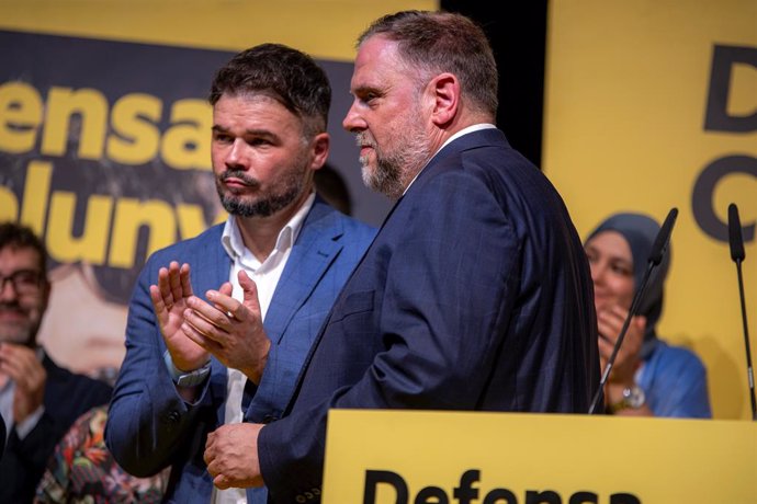 El candidat número 1 d'ERC per Barcelona al Congrés dels Diputats,  Gabriel Rufián, compareix després de conixer els resultats de la jornada electoral dels comicis generals, en l'estació del Nord on s'ha reunit Esquerra Republicana de Catalunya