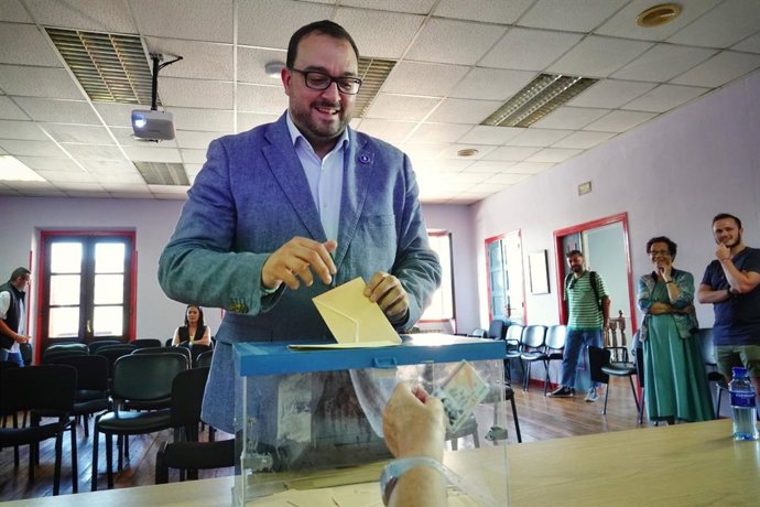 Adrián Barbón vota en la consulta a la militancia sobre el preacuerdo con Convocatoria por Asturias.