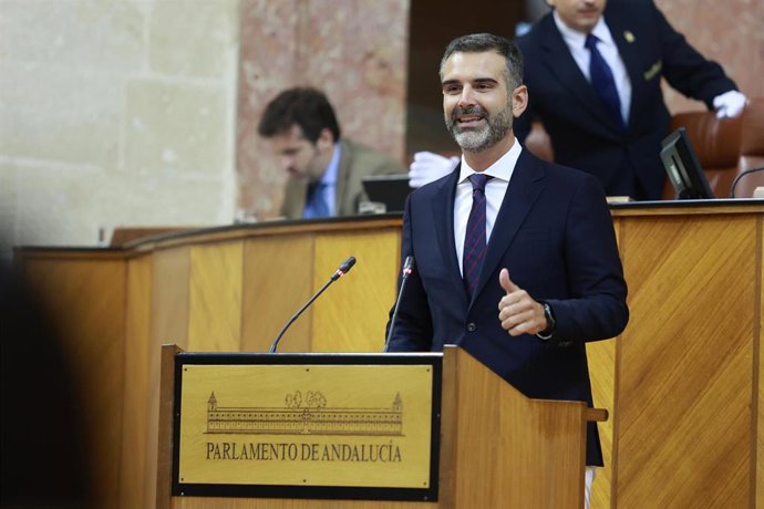 El consejero de Sostenibilidad, Medio Ambiente y Economía Azul, Ramón Fernández-Pacheco, en el Pleno del Parlamento andaluz.