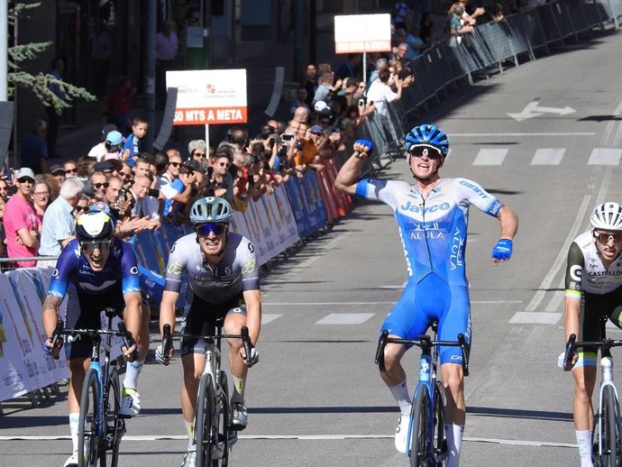 El alemán Felix Engelhardt se impone en la meta de Soria en la primera etapa de la Vuelta a Castilla y León 2023.
