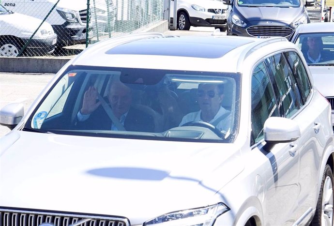 El deportista Pedro Campos (d) y el Rey emérito (i) en coche tras su llegada al aeropuerto de Vigo, a 26 de julio de 2023, en Vigo, Pontevedra, Galicia (España). 