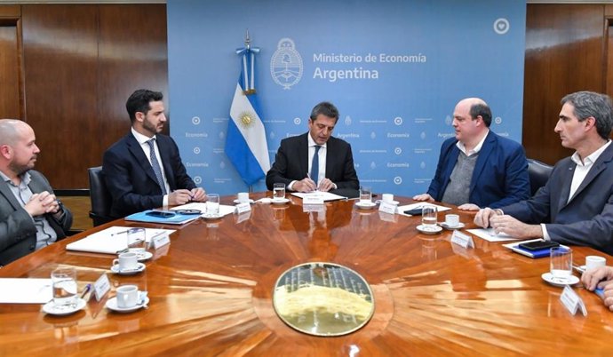 El minisro de Economía de Argentina, Sergio Massa, en una reunión con las aerolíneas del país