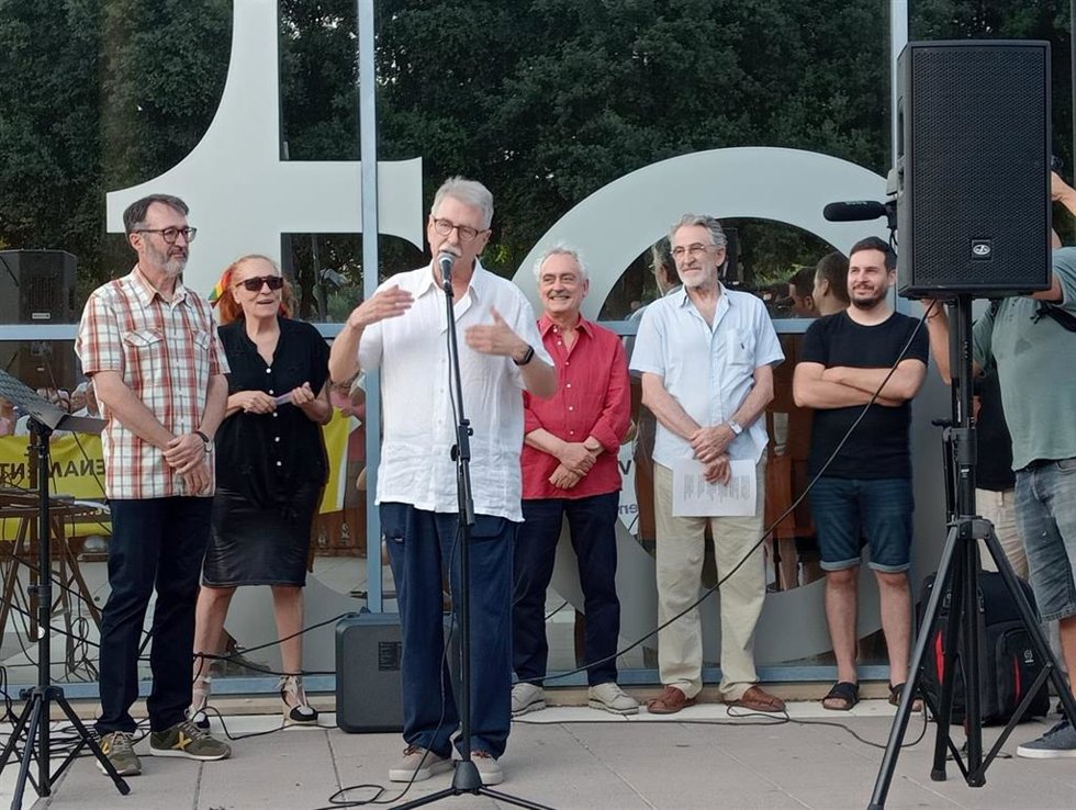 El músico Vicent Torrent, en una concentración a las puertas del Auditori de Torrent (Valencia) contra "la censura"  del equipo de gobierno municipal