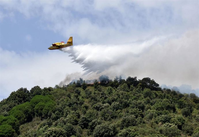 Avión cisterna en operaciones de extincion de incendios en Italia