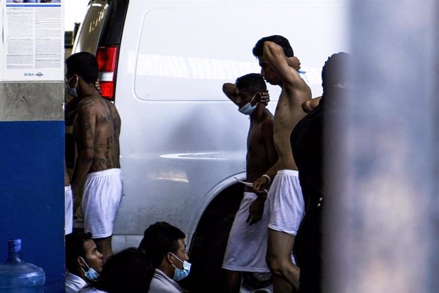 Archivo - Agentes de la Policía de El Salvador escoltan a supuestos miembros de pandillas a un centro de detención