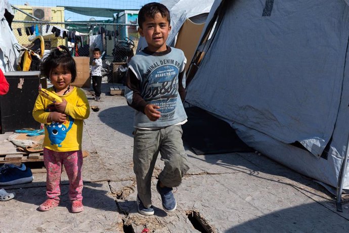 Archivo - Imagen de archivo de niños migrantes en el campo de refugiados de Eleonas en Atenas, capital de Grecia