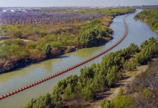 Archivo - Ilustración de la barrera de boyas instalada en el río Bravo, frontera entre Estados Unidos y México, a la altura del estado de Texas