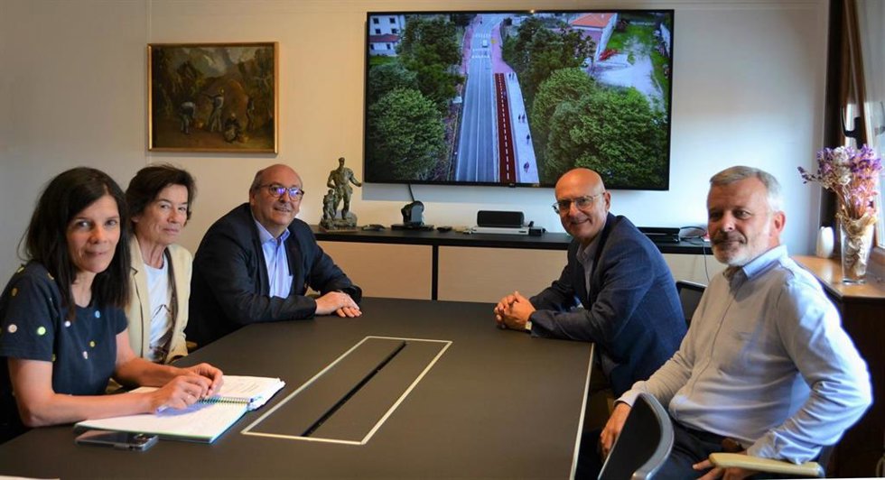 Lla directora general de Transportes, Berta Miranda; la concejala de Urbanismo y el alcalde del Ayuntamiento de Cizur, Asunta Chapa y Rafael Ansó; el consejero de Cohesión Territorial, Bernardo Ciriza, y el concejal de Cizur Menor, Mario Pérez.