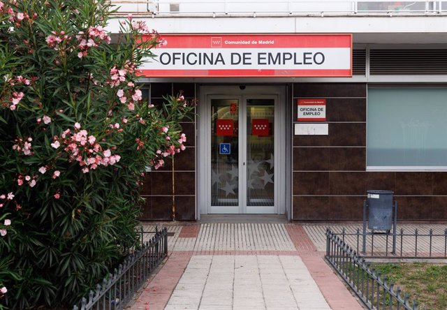 Archivo - Entrada de una Oficina de Empleo, a 2 de junio de 2023, en Madrid (España). El número de parados registrados en las oficinas de los servicios públicos de empleo bajó en 49.260 personas en mayo en relación al mes anterior (-1,8%) impulsado, sobre