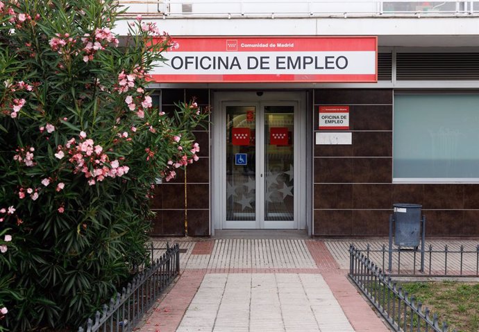 Archivo - Entrada de una Oficina de Empleo, a 2 de junio de 2023, en Madrid (España). El número de parados registrados en las oficinas de los servicios públicos de empleo bajó en 49.260 personas en mayo en relación al mes anterior (-1,8%) impulsado, sob