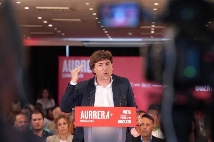 El secretario general del PSE-EE, Eneko Andueza interviene durante un acto de campaña del PSOE, en el Hotel Londres, a 17 de julio de 2023, en Donostia/San Sebastián