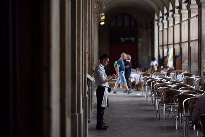 Archivo - Arxivo - Un cambrer a la plaa Real de Barcelona