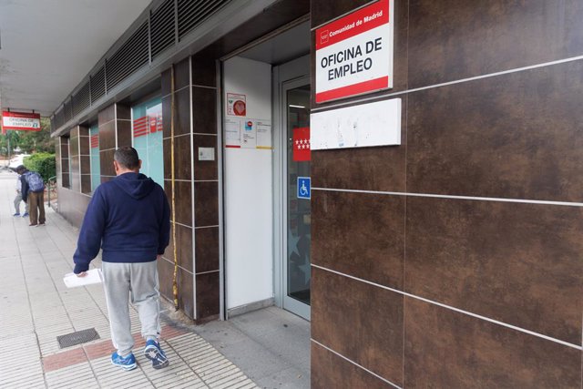 Archivo - Un hombre pasa por una Oficina de Empleo, a 2 de junio de 2023, en Madrid (España). El número de parados registrados en las oficinas de los servicios públicos de empleo bajó en 49.260 personas en mayo en relación al mes anterior (-1,8%) impulsad
