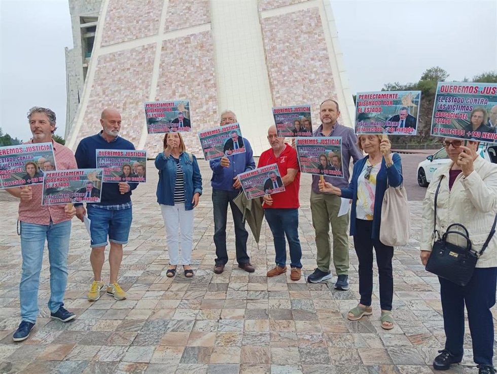 Concentración a las puertas del juzgado por el último día del juicio del Alvia