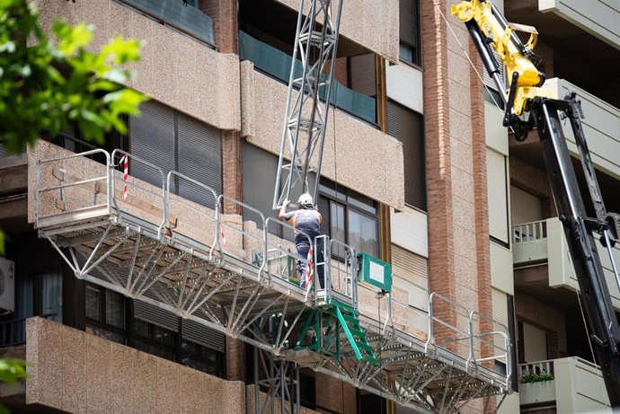 Un trabajador de la construcción prosigue con su actividad en la Avenida de España, a 11 de julio de 2023, en Albacete, Castilla-La Mancha (España). Toda España, salvo Galicia, Asturias, Cantabria y País Vasco, están en riesgo extremo (alerta roja), rie