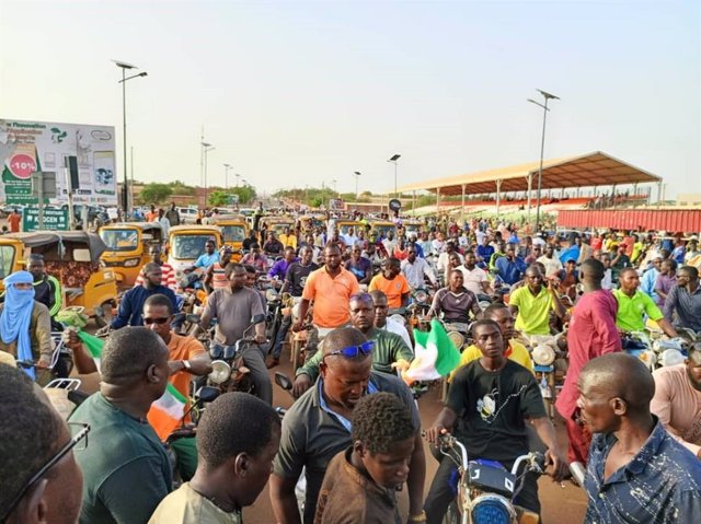 Manifestantes en Niamey a favor de la democracia tras el intento de golpe de Estado en Níger