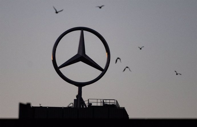 Archivo - FILED - 13 September 2022, Baden-Wuerttemberg, Stuttgart: Birds fly around a Mercedes star mounted on a building at the Untertuerkheim plant of car manufacturer Mercedes-Benz. Photo: Marijan Murat/dpa