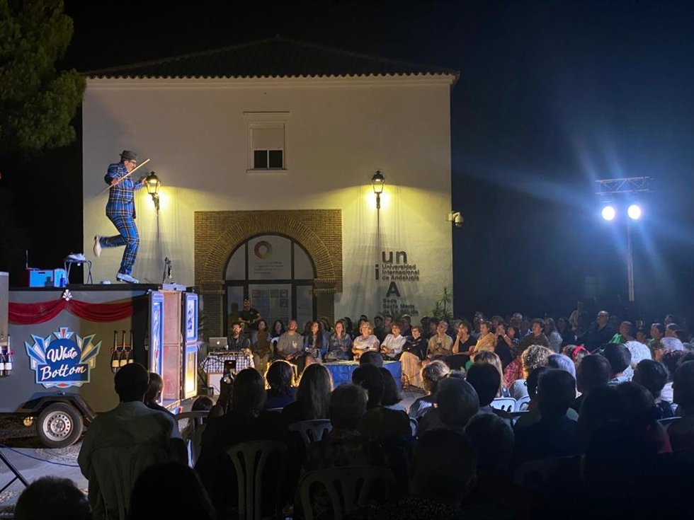 Espectáculo circense en la sede de La Rábida de la UNIA.