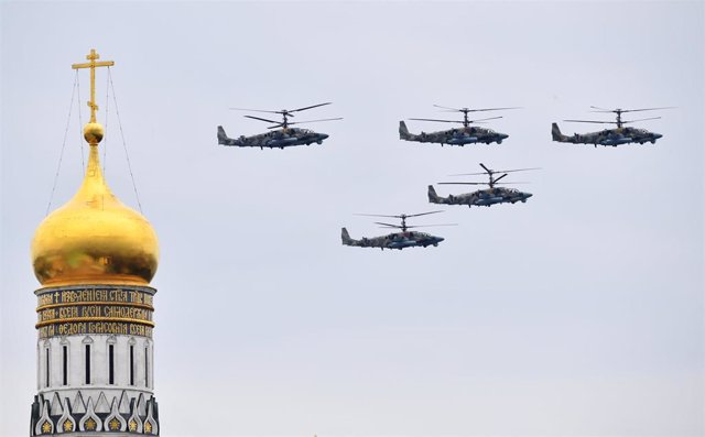 Archivo - Helicópteros militares Ka-52 Alligator durante el desfile del Día de la Victoria en 2020 en la capital de Rusia, Moscú