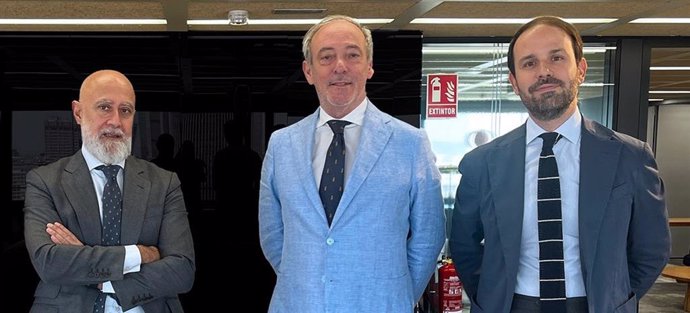 El director del centro de inversiones de Deutsche Bank España, Luis Martín-Jadraque, el consejero delegado de Zurich Seguros, Vicente Cancio, y el director de Vida de la aseguradora, Javier Rodríguez