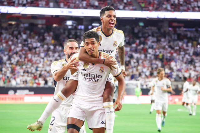 26 July 2023, US, Houson: Real Madrid Jude Bellingham (C) celebrates with teammates after scoring their side's first gaol during the pre-season friendly soccer match between Manchester United and Real Madrid at NRG Stadium. Photo: William Volcov/ZUMA Pres