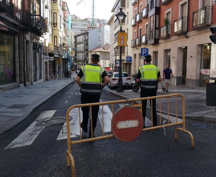 Corte de tráfico en la calle Bajada de la Libertad de Valladolid.