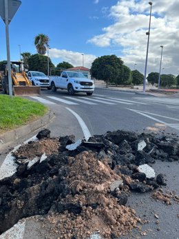Trabajos para arreglar una avería en la red general de aguas de Puerto del Rosario (Fuerteventura)