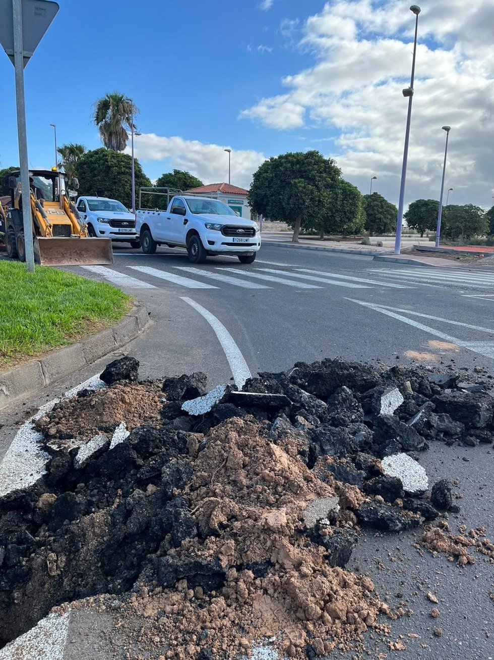 Trabajos para arreglar una avería en la red general de aguas de Puerto del Rosario (Fuerteventura)